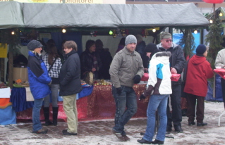 Foto von Besuchern auf dem Weihnachtsmarkt 2010